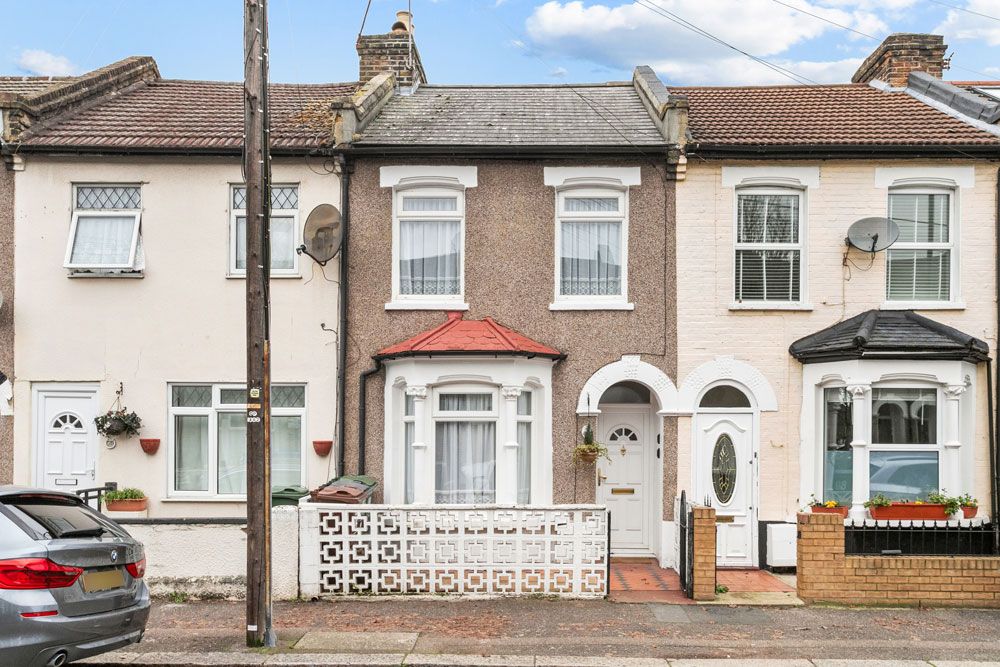 2 bed terraced house for sale in Oakdale Road, Leytonstone E11, £575,000