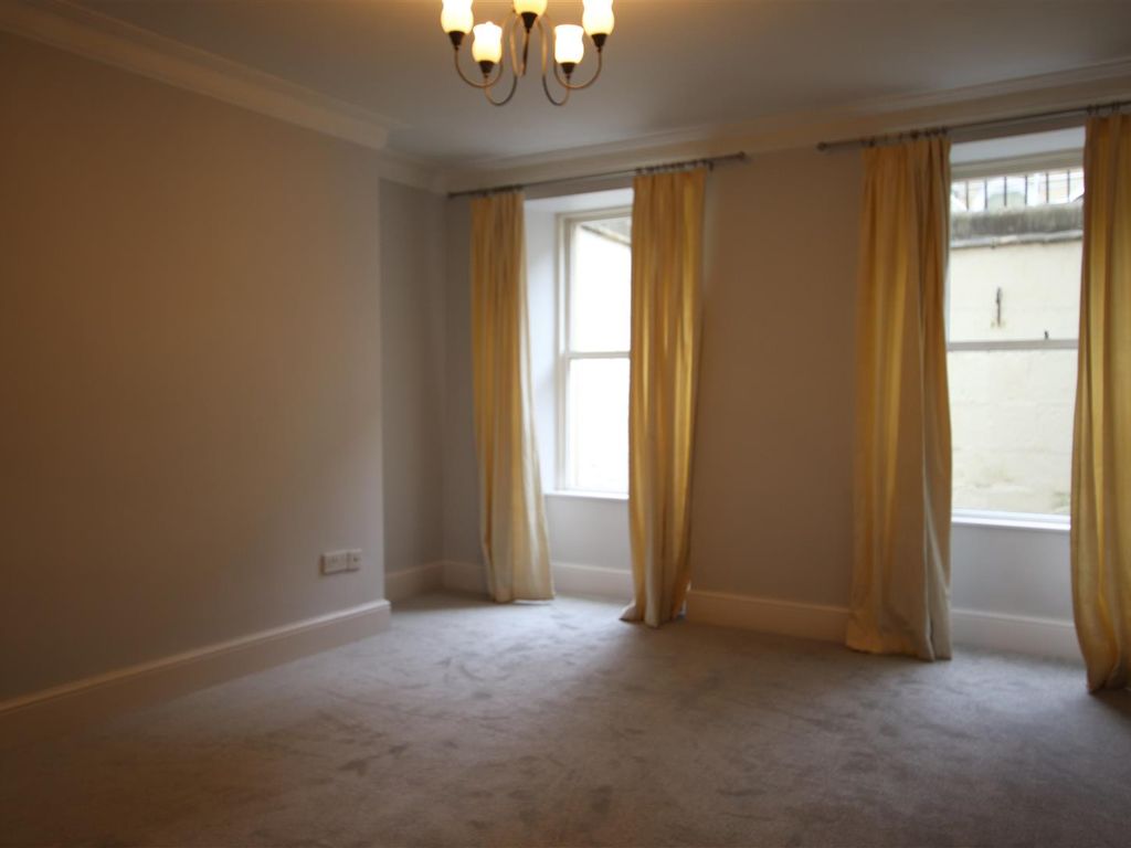 2 bed flat to rent in Henrietta Street, Bath BA2, £1,500 pcm