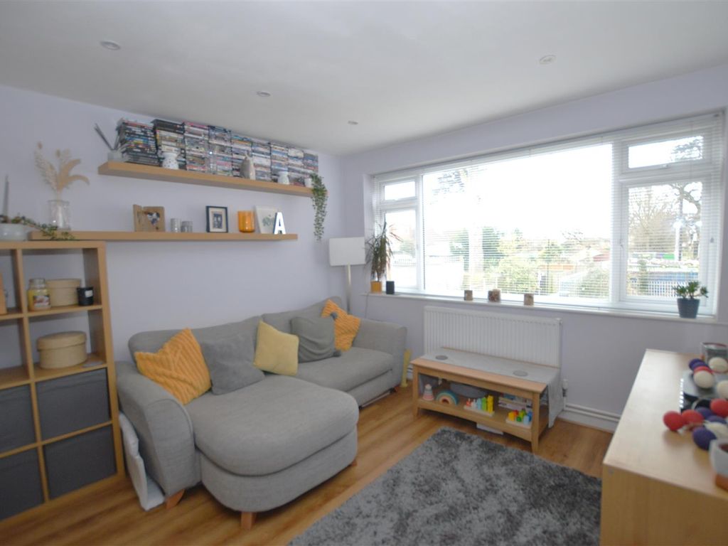 2 bed maisonette for sale in Wills Crescent, Whitton, Hounslow TW3, £345,000