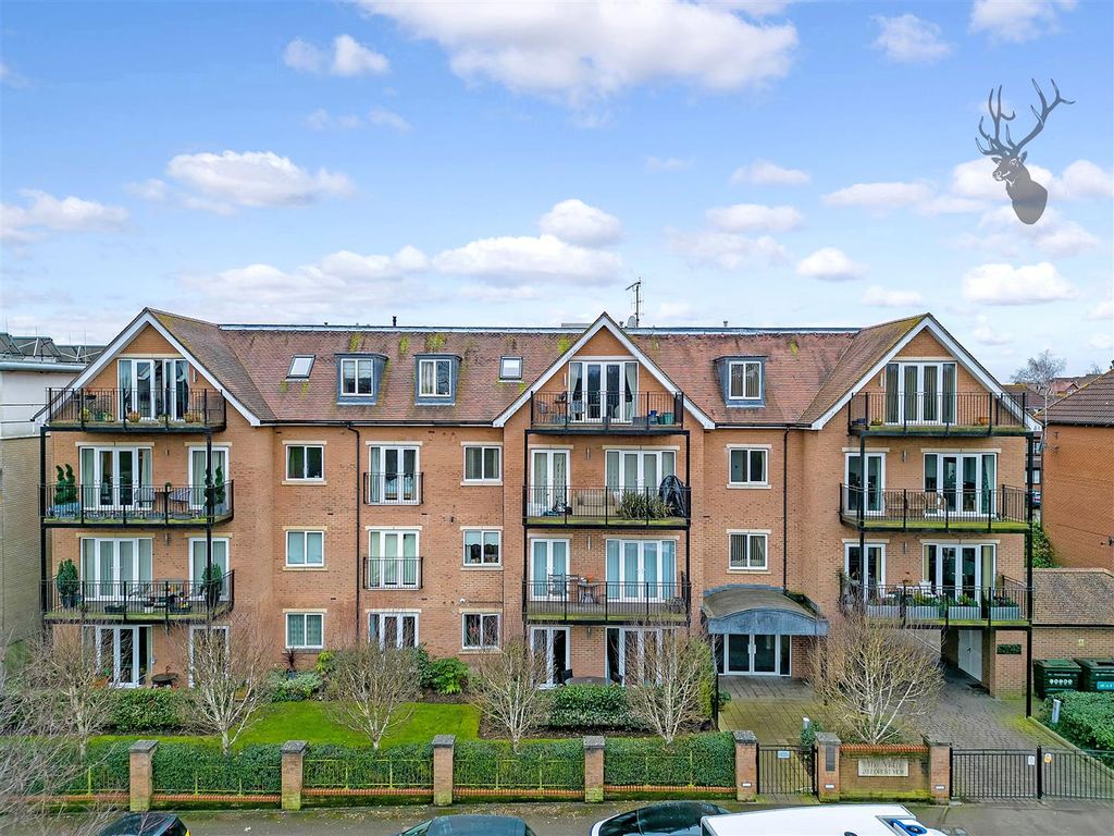 2 bed flat for sale in Forest View, London E4, £525,000