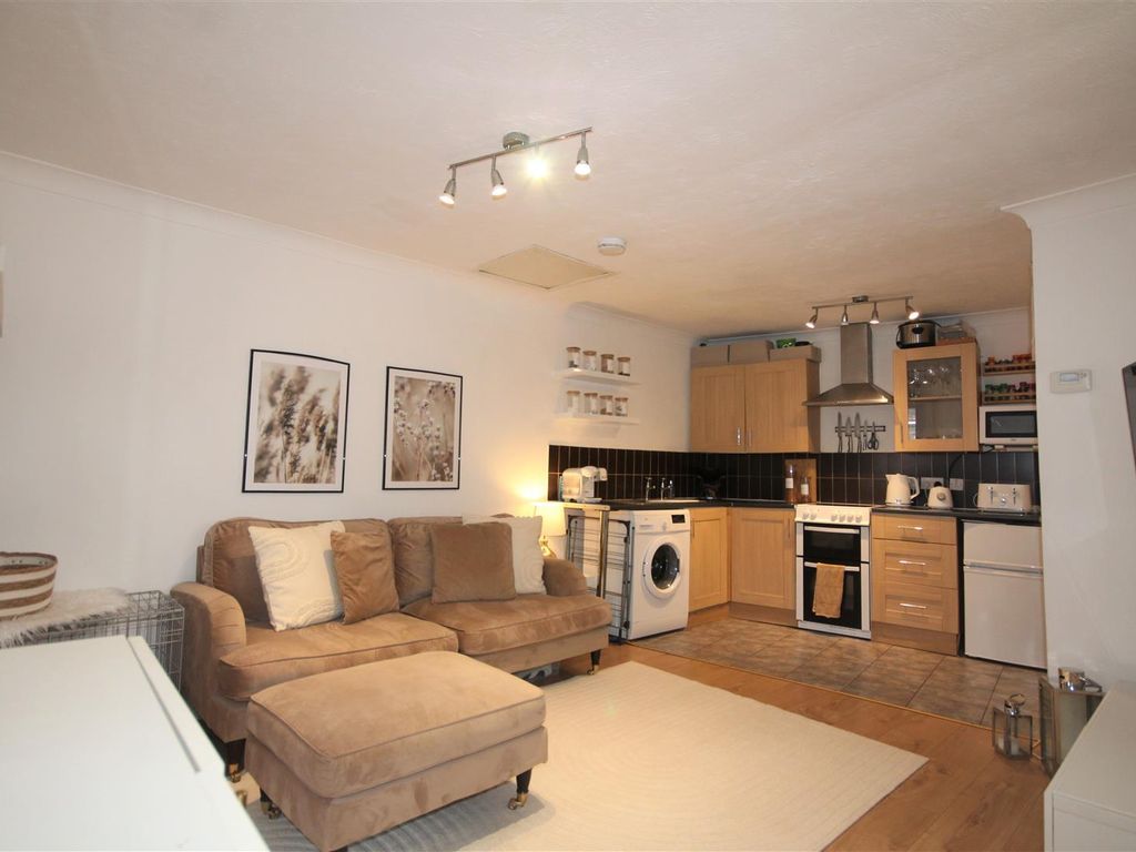 2 bed flat for sale in The Crescent, Boscombe, Bournemouth BH1, £175,000