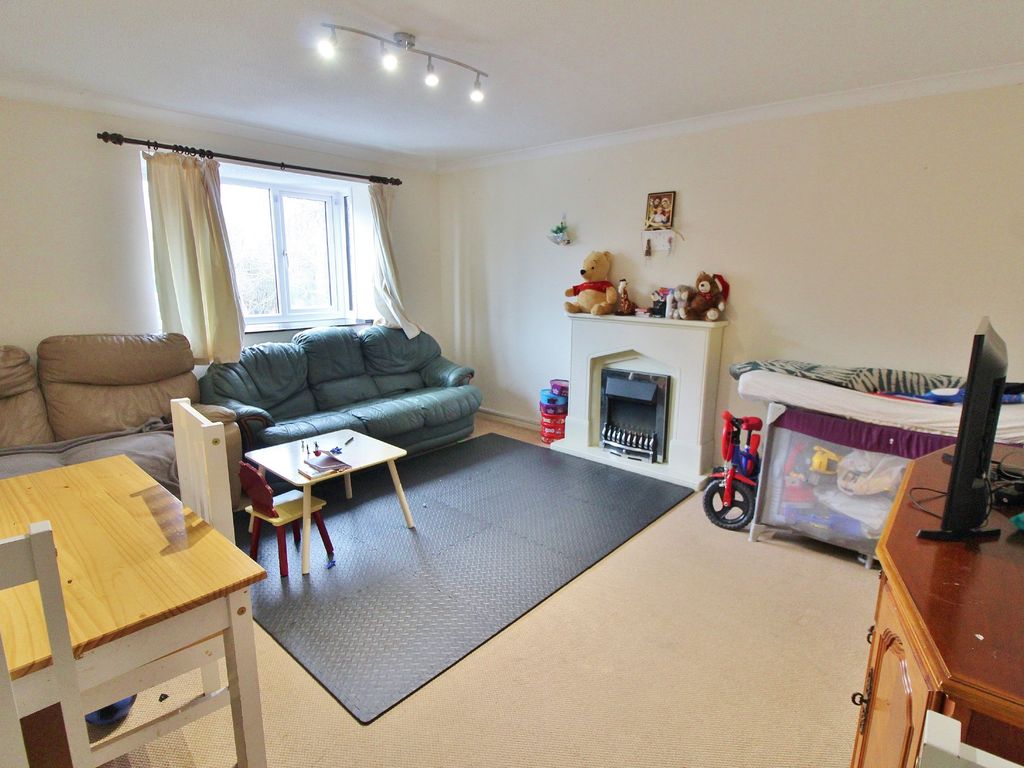 2 bed flat for sale in Honeywood Close, Portsmouth PO3, £159,995