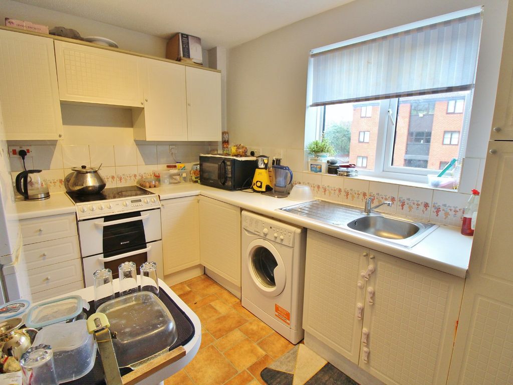 2 bed flat for sale in Honeywood Close, Portsmouth PO3, £159,995