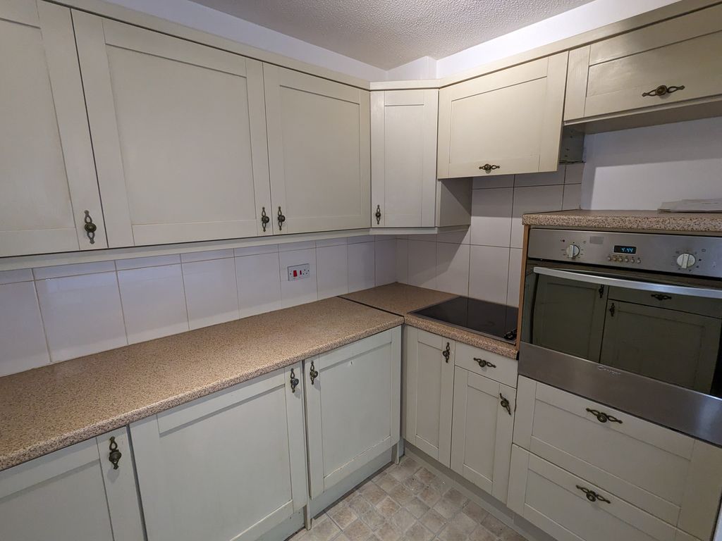 1 bed flat for sale in Town End Street, Godalming GU7, £140,000