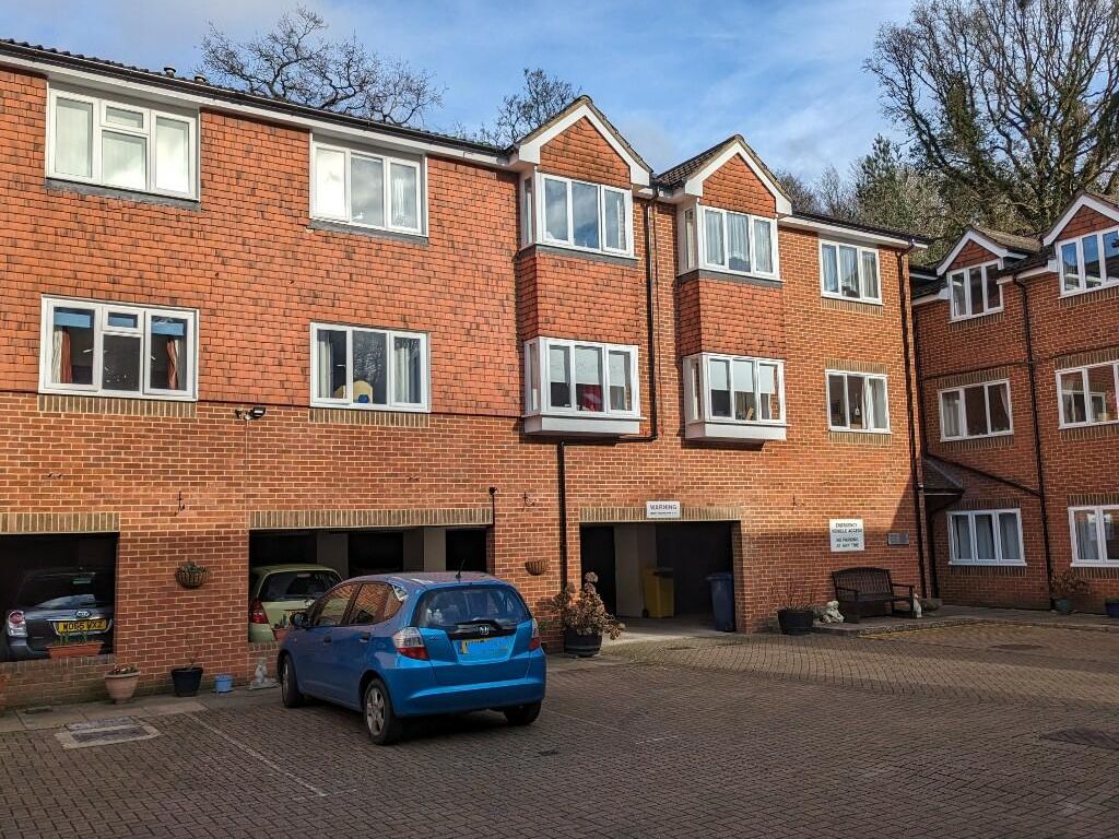 1 bed flat for sale in Town End Street, Godalming GU7, £140,000