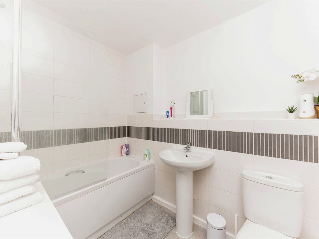 2 bed flat for sale in Gadwall Way, Scunthorpe DN16, £82,500