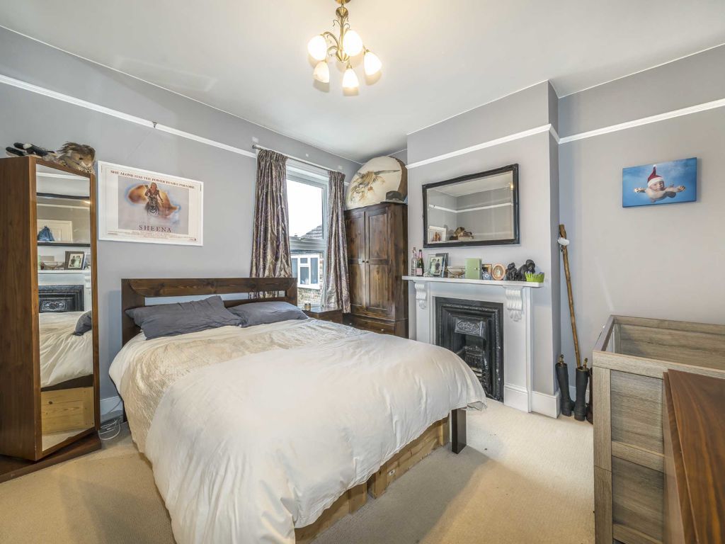 2 bed flat for sale in Cargill Road, London SW18, £575,000