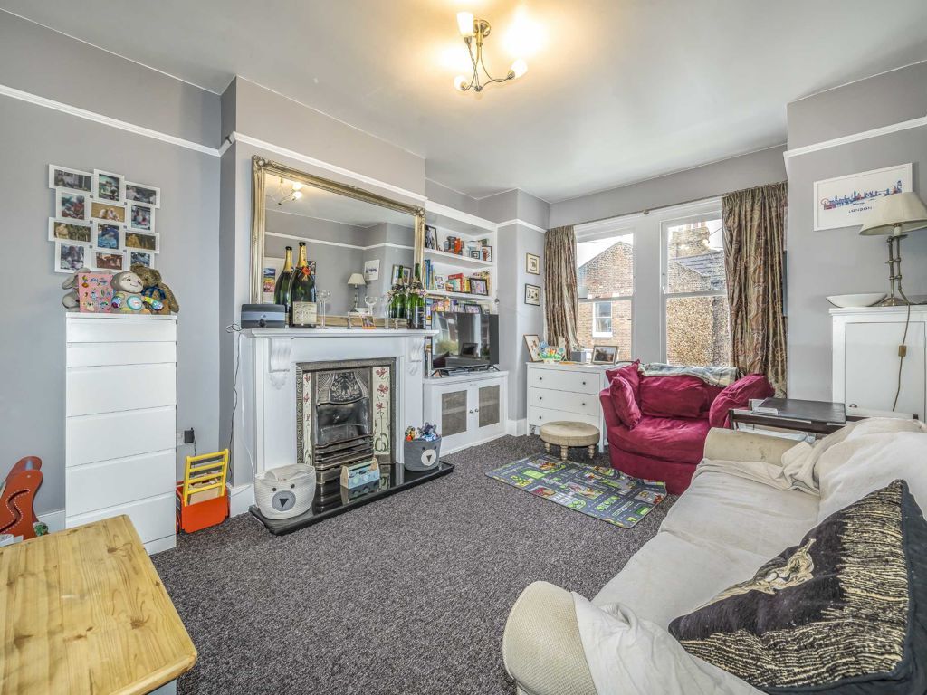 2 bed flat for sale in Cargill Road, London SW18, £575,000