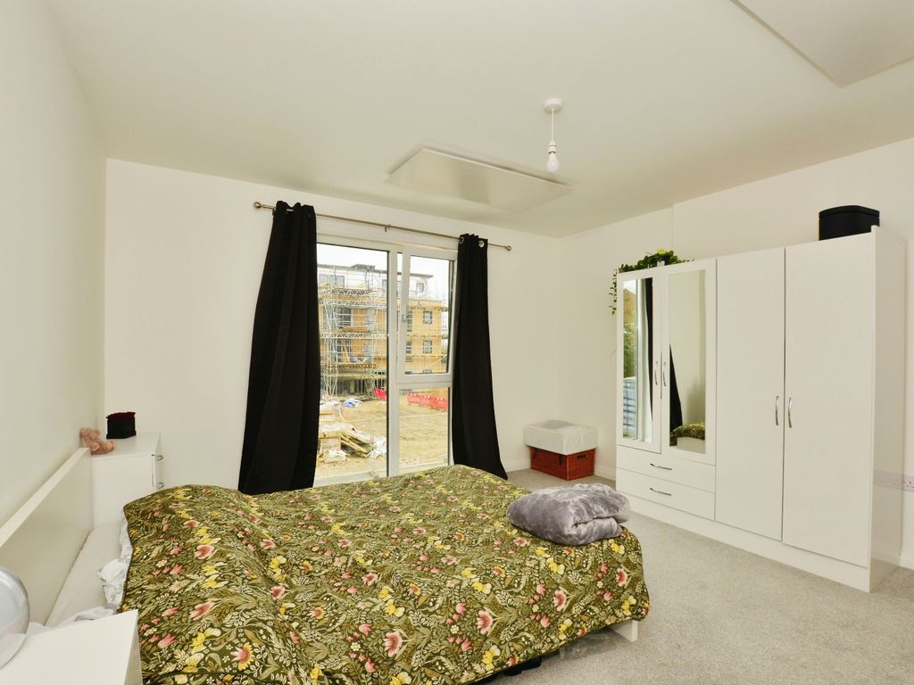 2 bed flat for sale in Newtown Road, Ashford TN24, £285,000