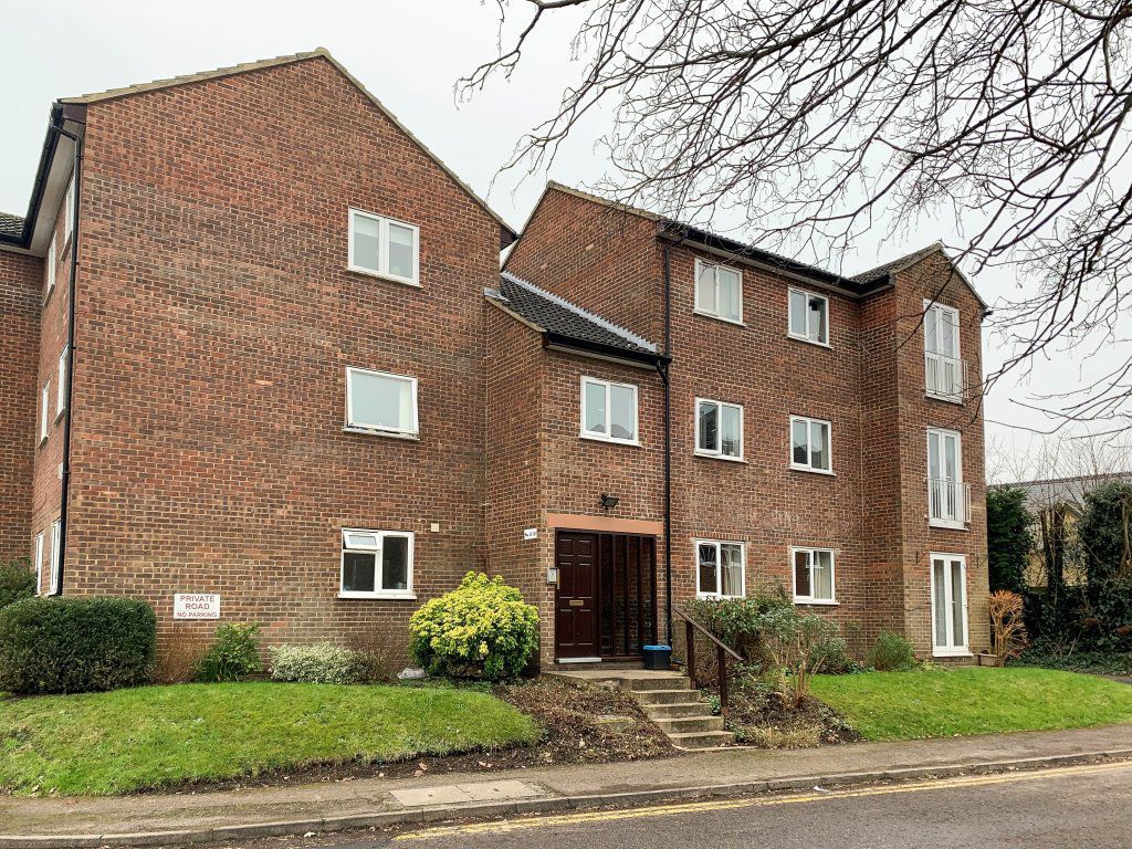 2 bed flat to rent in St Johns Well Court, St Johns Well Lane, Berkhamsted HP4, £1,200 pcm