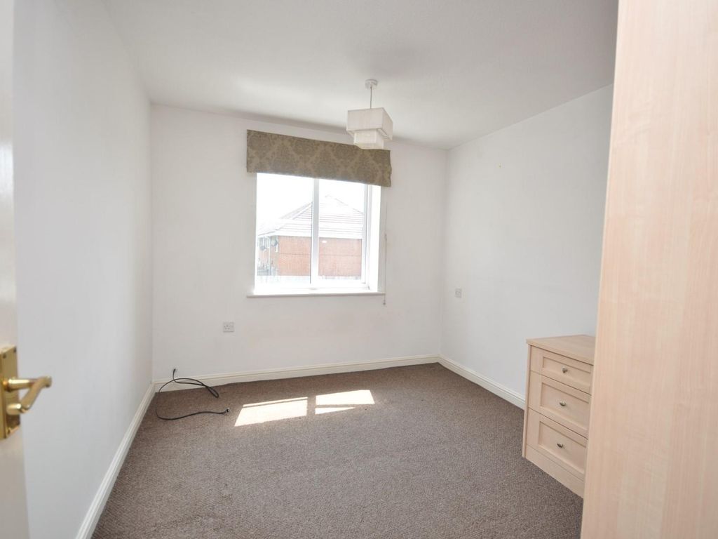 1 bed flat to rent in Bancroft Chase, Hornchurch RM12, £1,200 pcm