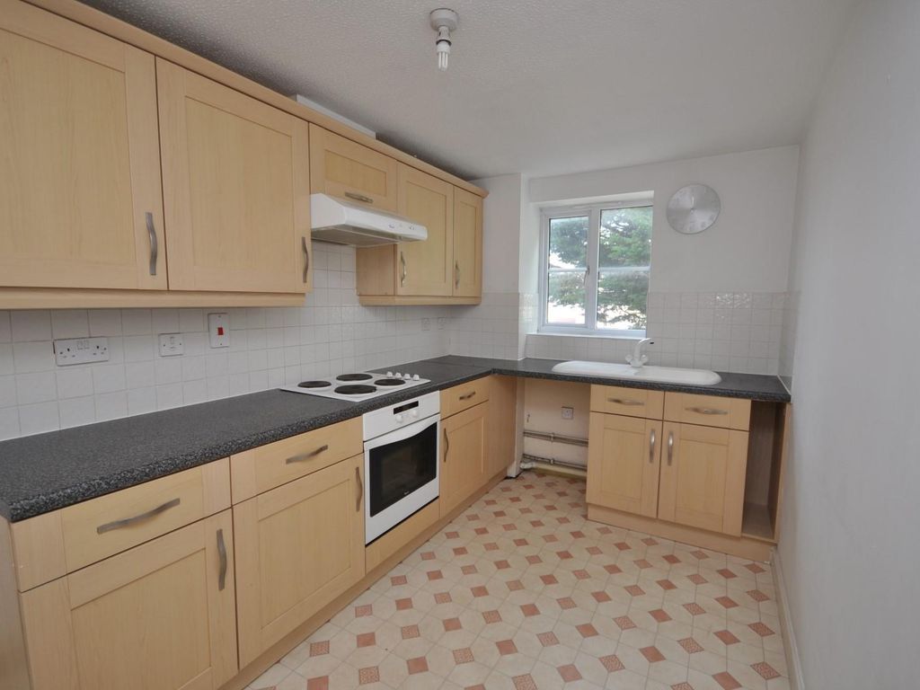 1 bed flat to rent in Bancroft Chase, Hornchurch RM12, £1,200 pcm