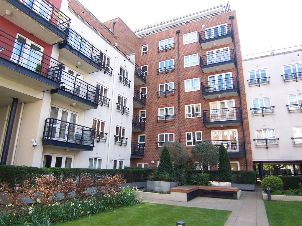 1 bed flat to rent in Carisbrooke House, Royal Quarter, Kingston KT2, £1,500 pcm