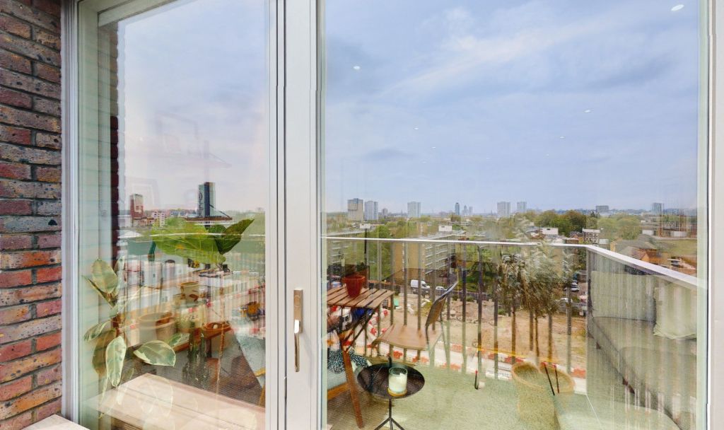 1 bed flat for sale in Lacewood Apartments, London SE8, £120,000