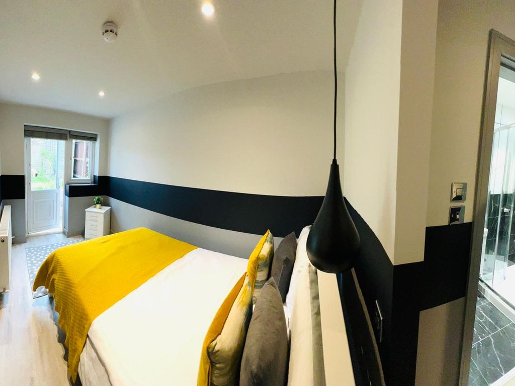 Room to rent in Dassett Road, London SE27, £1,170 pcm