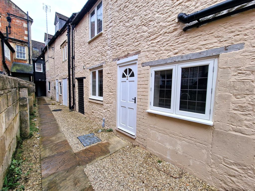 1 bed flat for sale in Market Place, Chippenham SN15, £125,000