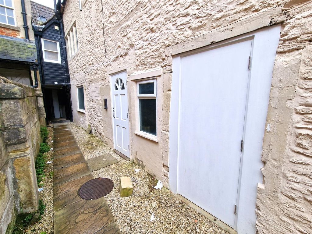 2 bed flat for sale in Market Place, Chippenham SN15, £140,000