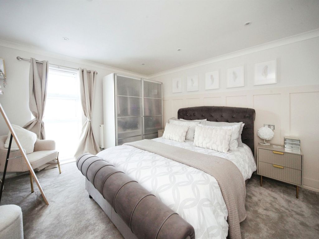 1 bed flat for sale in Parkside Drive, Houghton Regis, Dunstable LU5, £160,000
