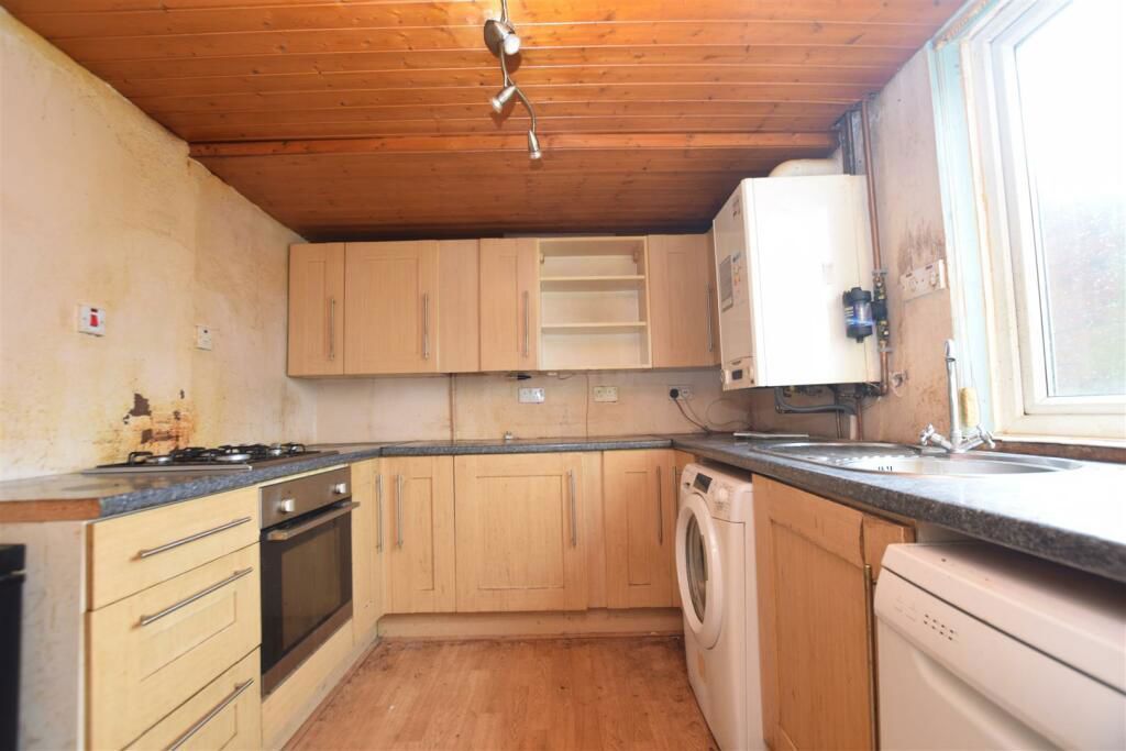 3 bed semi-detached house for sale in Laburnum Avenue, Chadderton, Oldham OL9, £105,000
