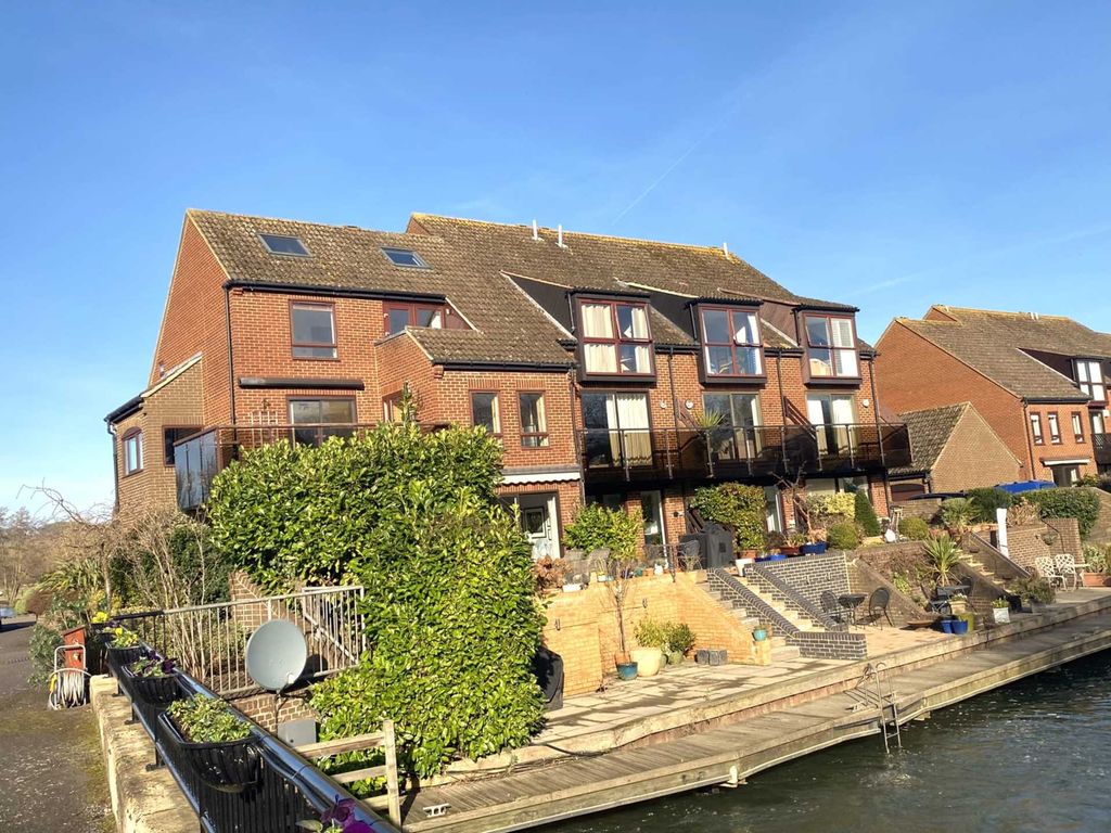 4 bed flat to rent in Temple Mill Island, Marlow SL7, £2,800 pcm