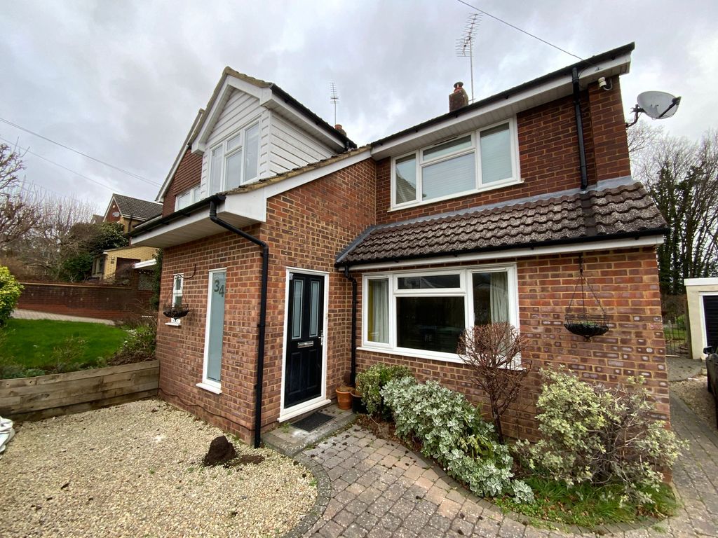 2 bed semi-detached house to rent in Greenway, Chesham HP5, £1,800 pcm