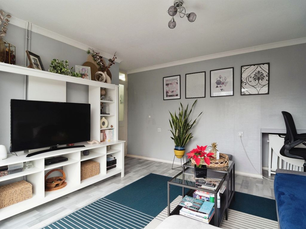 1 bed maisonette for sale in Viola Close, South Ockendon RM15, £160,000