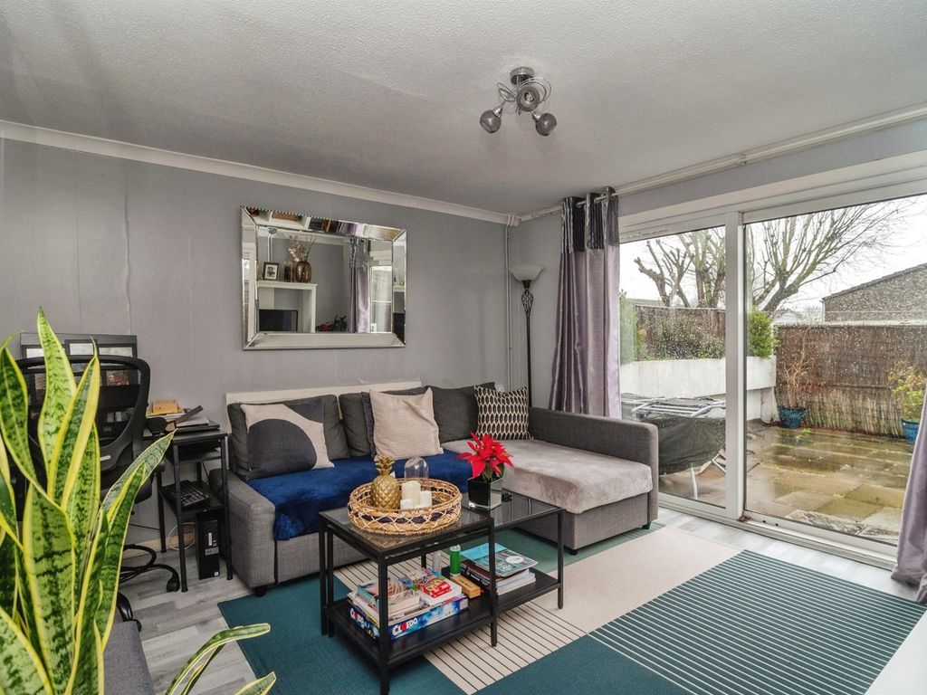 1 bed maisonette for sale in Viola Close, South Ockendon RM15, £160,000