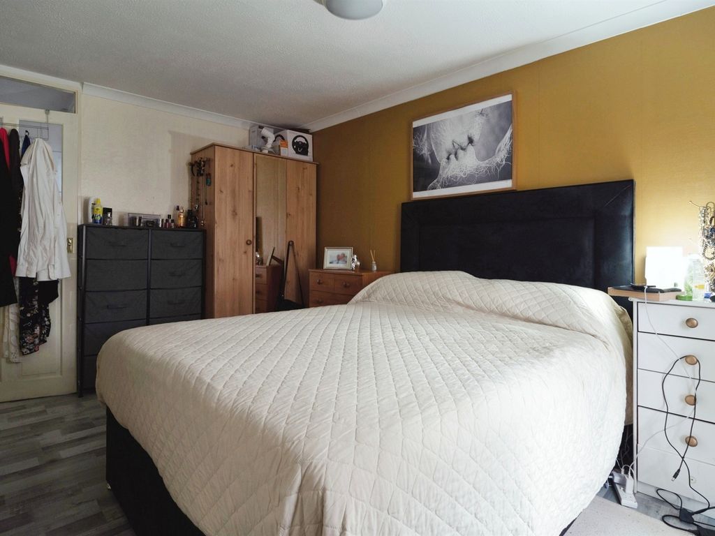 1 bed maisonette for sale in Viola Close, South Ockendon RM15, £160,000