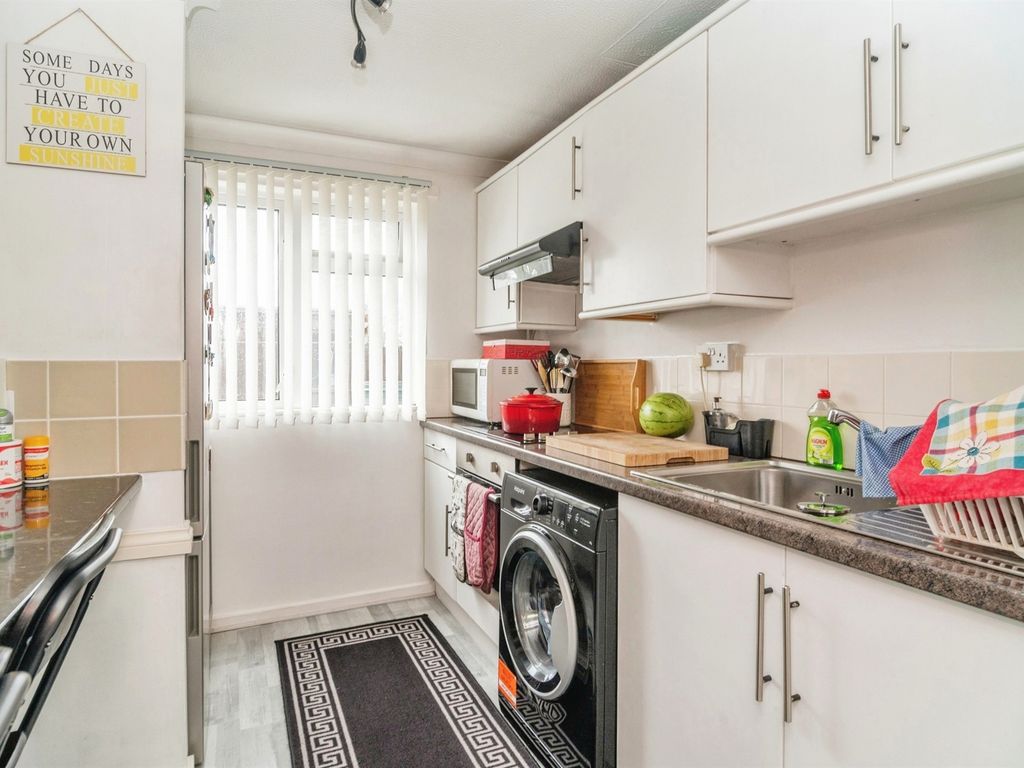 1 bed maisonette for sale in Viola Close, South Ockendon RM15, £160,000