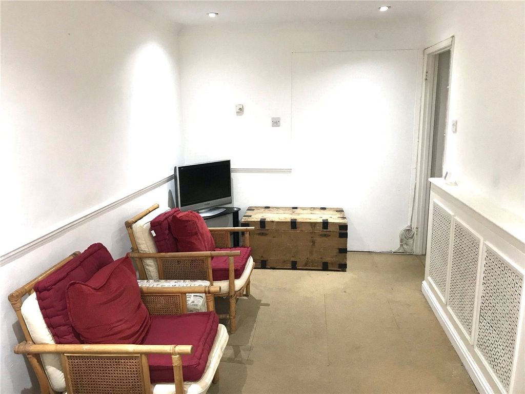 3 bed end terrace house for sale in Stewards Rise, Wrecclesham, Farnham, Surrey GU10, £400,000