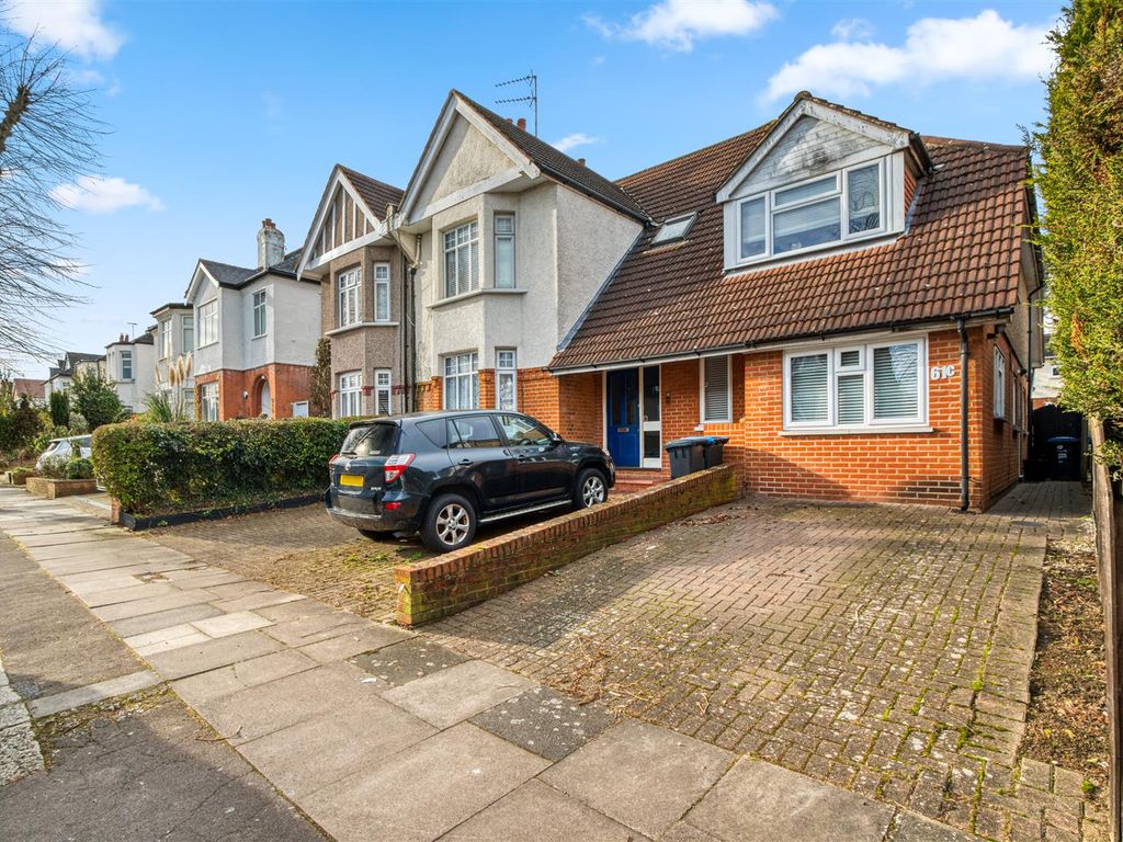 2 bed flat for sale in Chase Court Gardens, Enfield EN2, £425,000