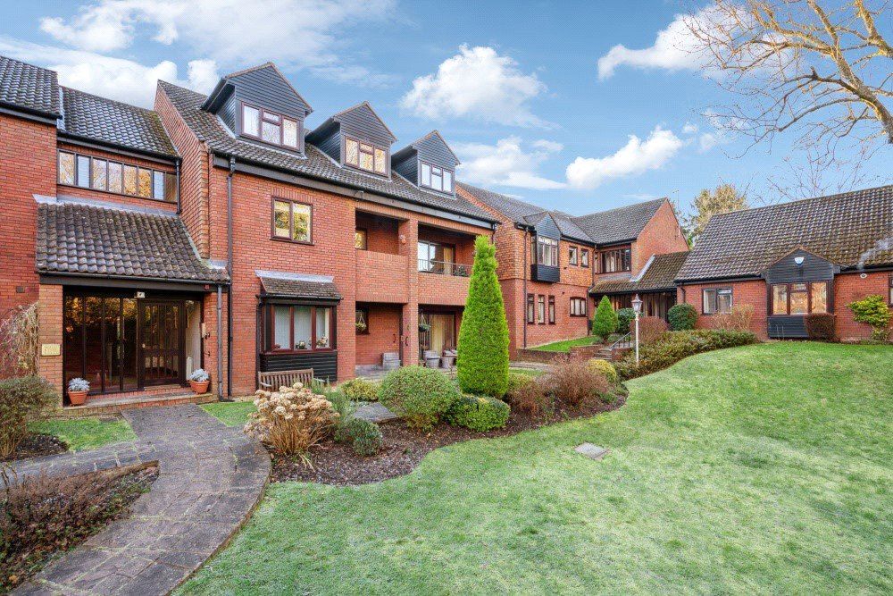 2 bed flat for sale in Snells Wood Court, Little Chalfont, Amersham, Buckinghamshire HP7, £795,000