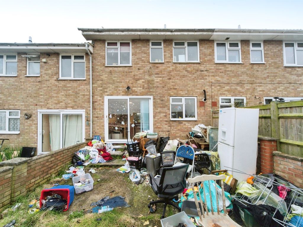 3 bed end terrace house for sale in Black Thorn Close, Eastbourne BN22, £220,000