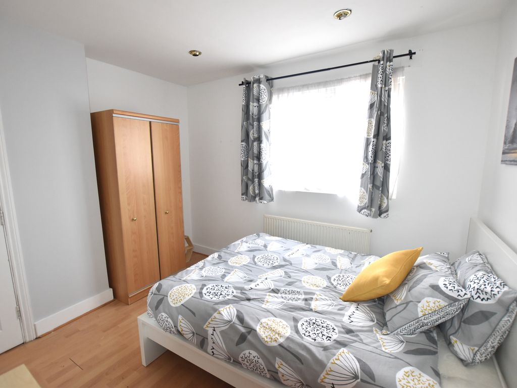 Room to rent in Acton Lane, London W3, £780 pcm
