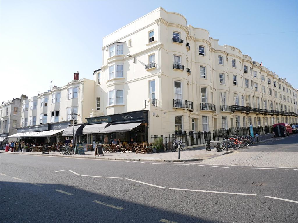 1 bed flat to rent in Brunswick Place, Hove BN3, £1,500 pcm