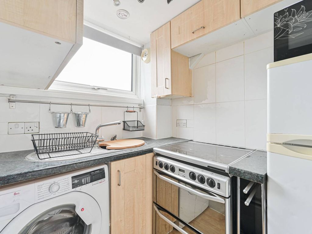 1 bed flat for sale in Ravensbourne Avenue, Bromley BR2, £245,000