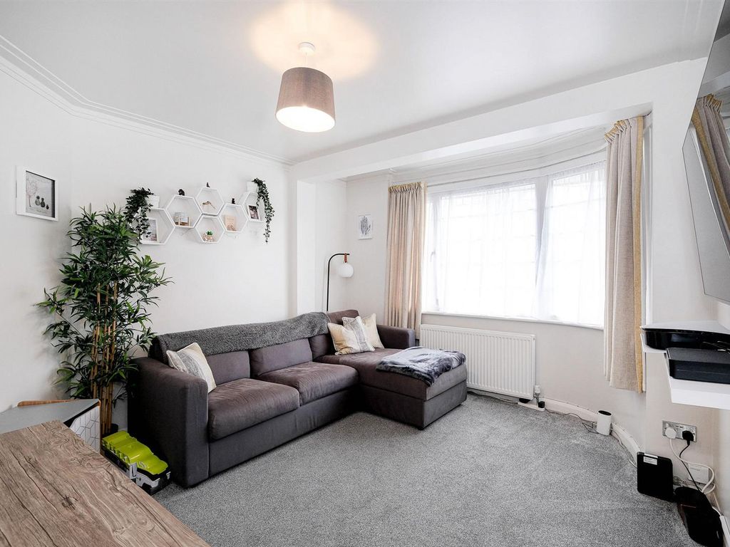 3 bed maisonette for sale in Kingsley Gardens, London E4, £350,000