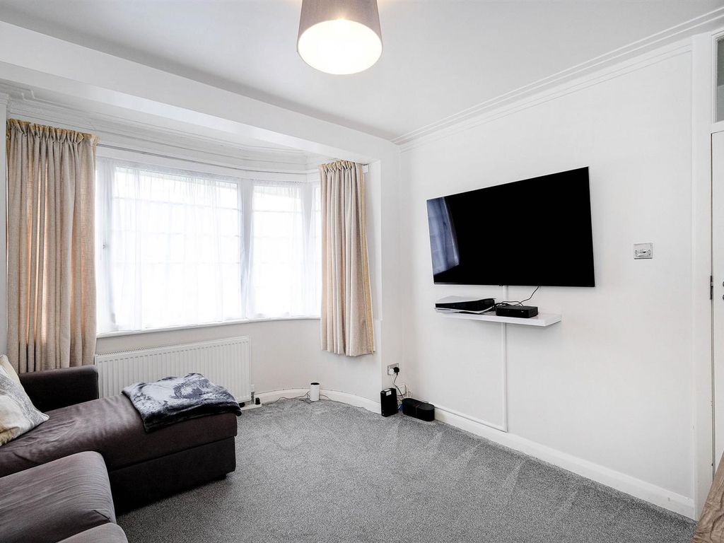 3 bed maisonette for sale in Kingsley Gardens, London E4, £350,000