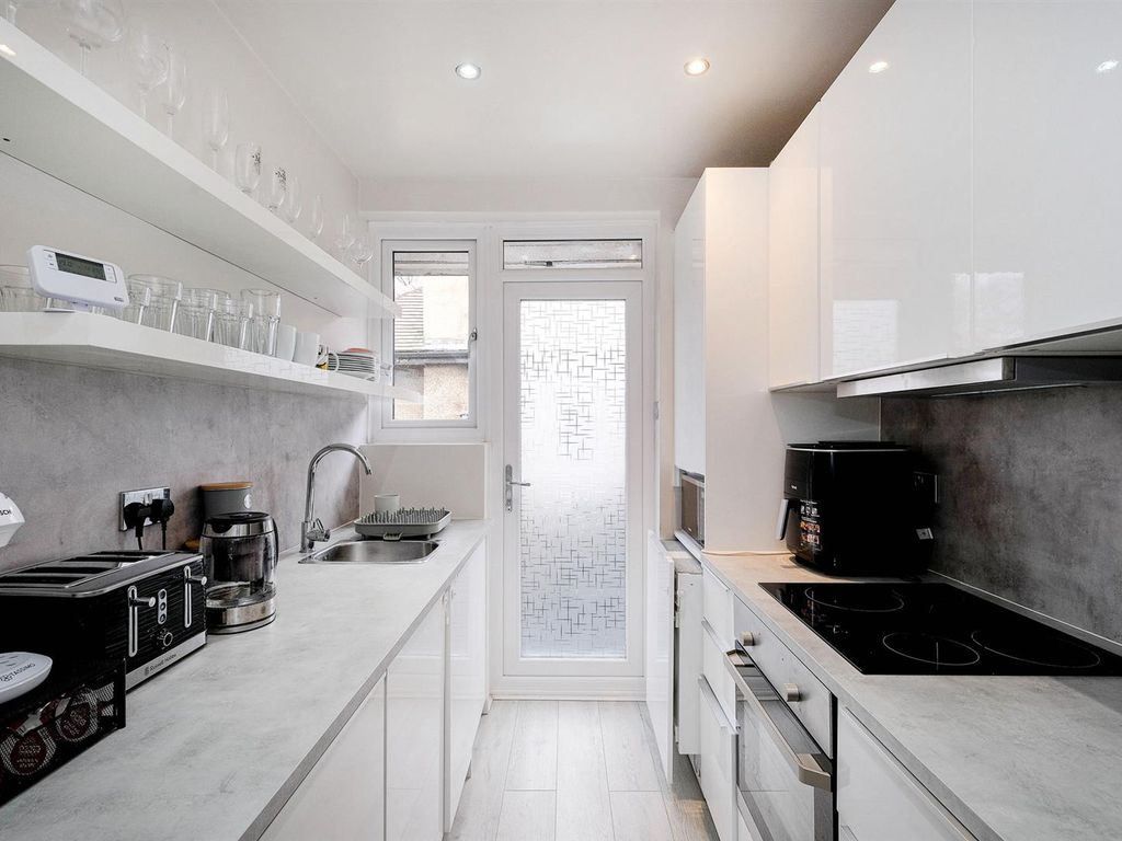 3 bed maisonette for sale in Kingsley Gardens, London E4, £350,000