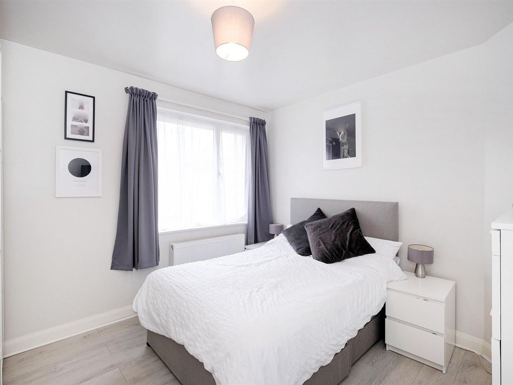 3 bed maisonette for sale in Kingsley Gardens, London E4, £350,000