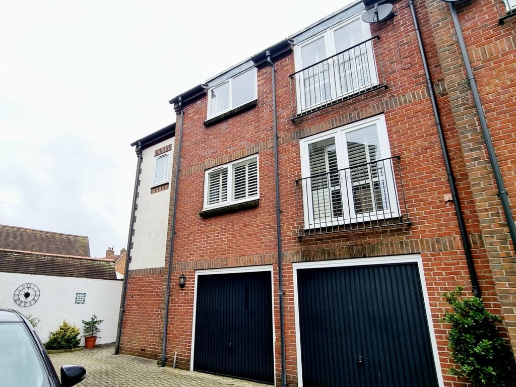 1 bed flat to rent in Bishops Courtyard, The Hornet, Chichester PO19, £950 pcm