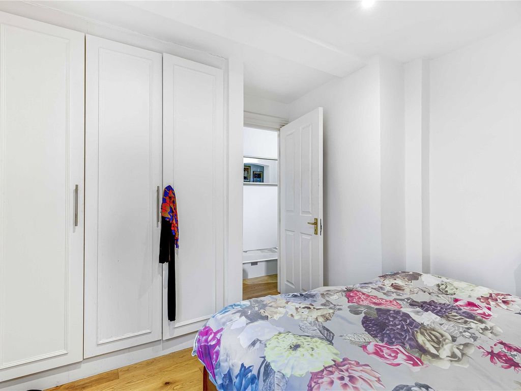 2 bed flat for sale in Castelnau, London SW13, £850,000