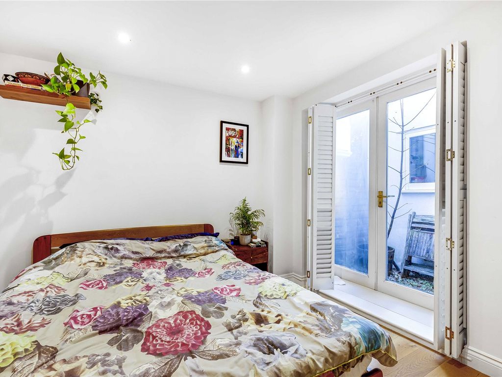 2 bed flat for sale in Castelnau, London SW13, £850,000
