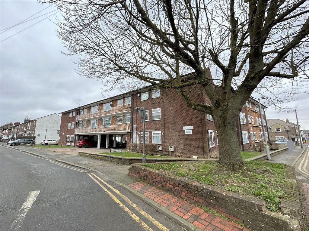 2 bed flat for sale in Albion Court, Victoria Street, Dunstable LU6, £175,000