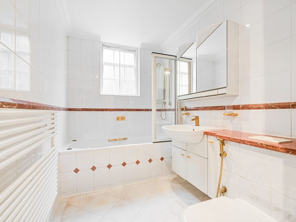 3 bed flat for sale in Rutland Gate, London SW7, £1,950,000