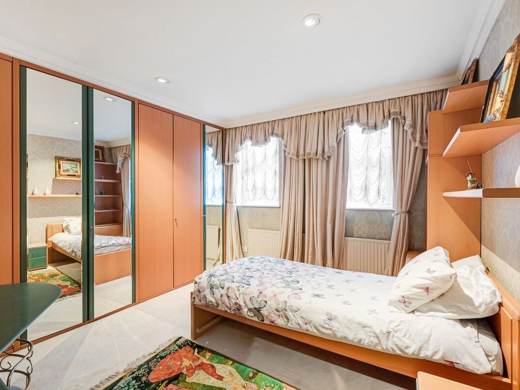 3 bed flat for sale in Rutland Gate, London SW7, £1,950,000