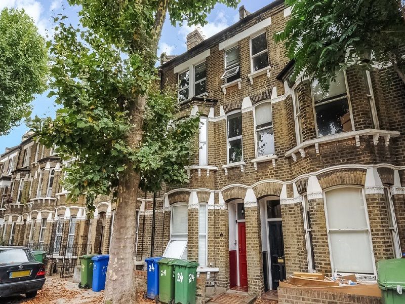 Room to rent in 24 Searles Road, London SE1, £1,000 pcm