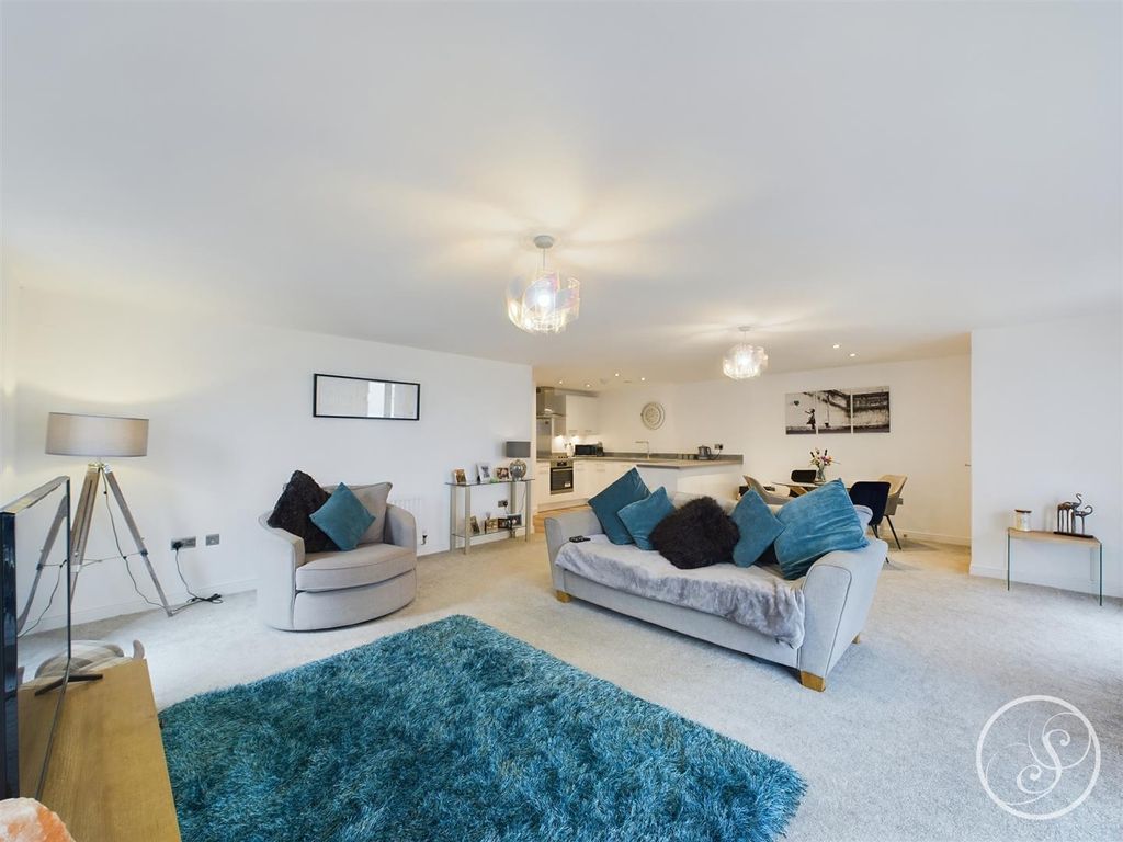 2 bed flat for sale in Barrington Way, Leeds LS15, £245,000