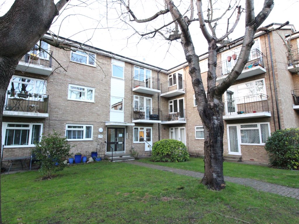 1 bed flat for sale in Lovelace Gardens, Surbiton KT6, £225,000