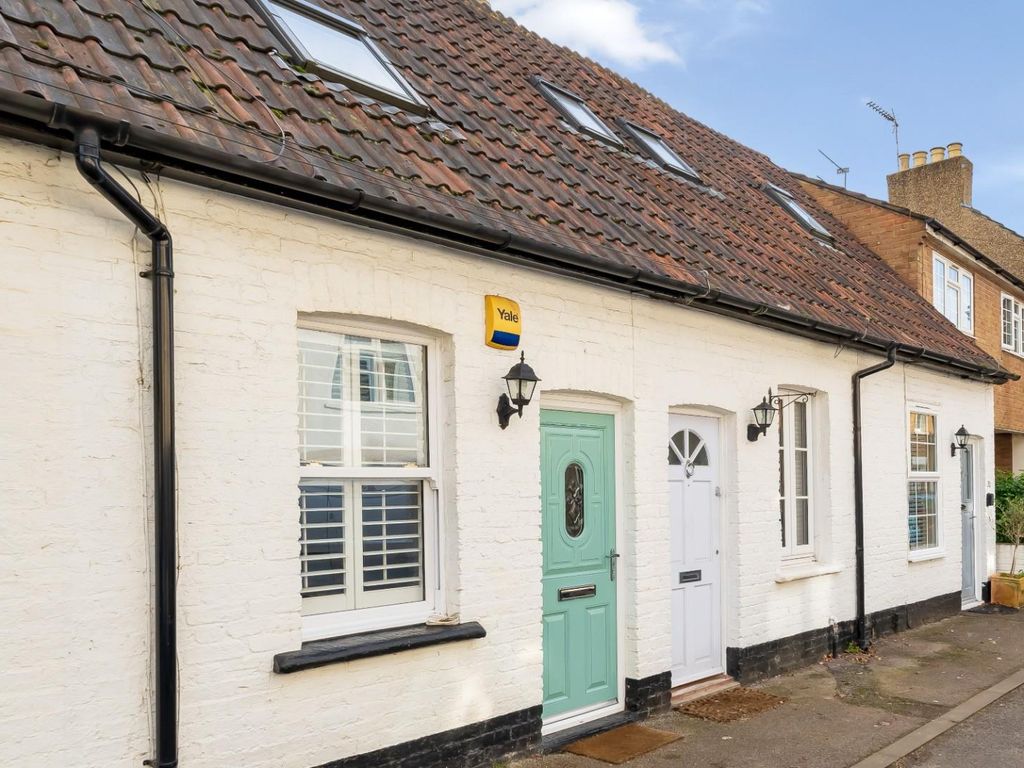2 bed property for sale in Oak Lane, Windsor SL4, £425,000
